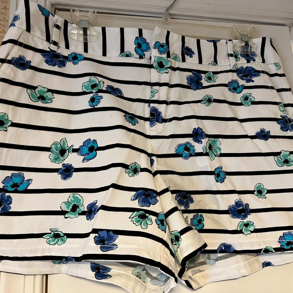 Elle White Floral Shorts  - Size 8 - Picture 2 of 5